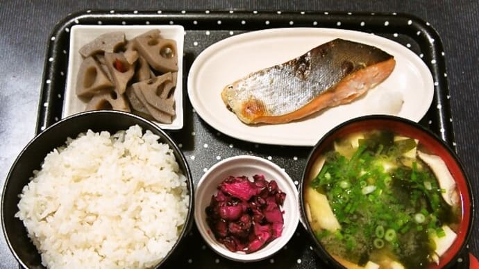 家で朝ご飯(福島県産天のつぶにサクラマスの塩麹漬、レンコンの煮物、エリンギの味噌汁、昆布しば漬け)(2021年4月11日)