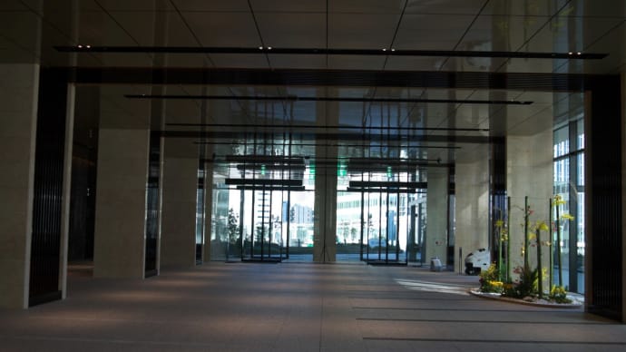 １２月の東京ポートシティ竹芝：オフィスタワー３階フロア内から３階屋外デッキへ　ＰＡＲＴ１