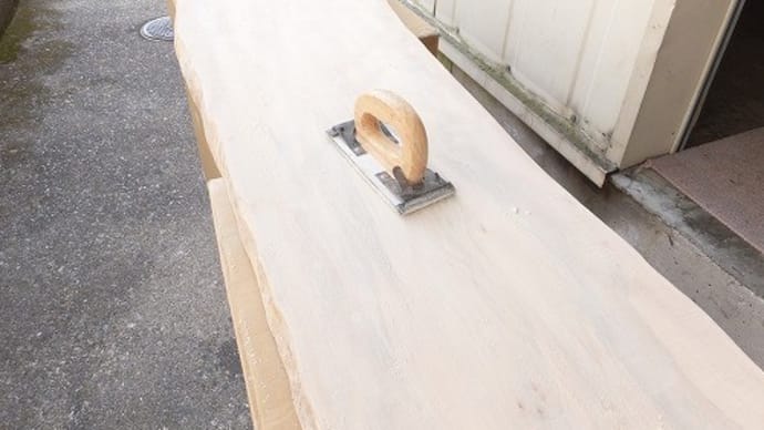 １６７．擦って、擦って、この作業が大事です。細い栃の一枚板テーブルを仕上げています。一枚板と木の家具の専門店エムズファニチャーです。