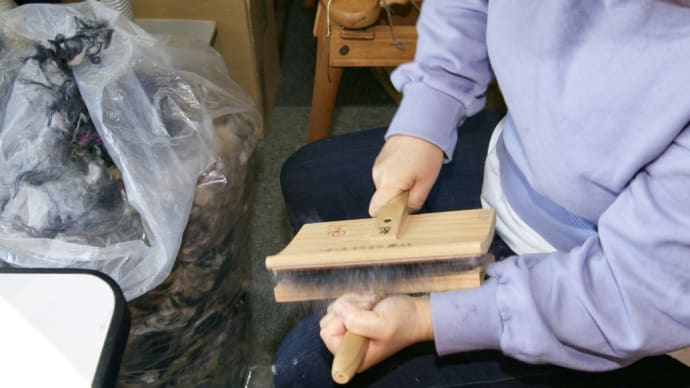 羊毛の手紡ぎ修業が始まった