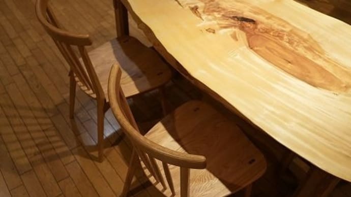 2622、【新入荷】ユニバーサルシンプルデザイン。長く使える板座チェアー。コスパも良い。一枚板と木の家具の専門店エムズファニチャーです。
