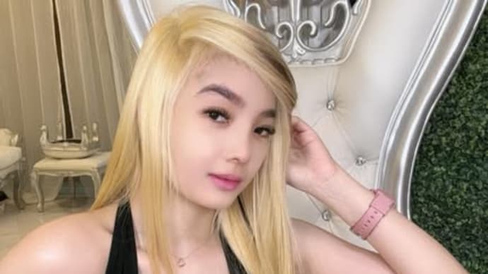 黒いタンクトップのジェード・デラ・ペーニャ