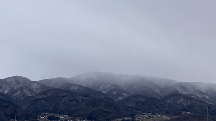 東山にも西山にも雪雲が