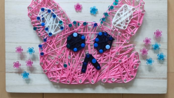 ピンクのうさぎさん🐰🐰🐰年長さんの女の子作 画鋲をかなづちで打って、糸かけ✌️