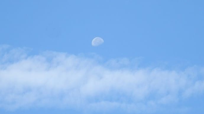 青い空　雲と競いて　白き月