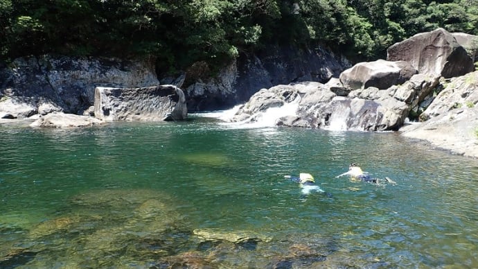 巨岩がゴロゴロ、エメラルドグリーンの川で泳いできました!【屋久島沢登りガイドツアー】