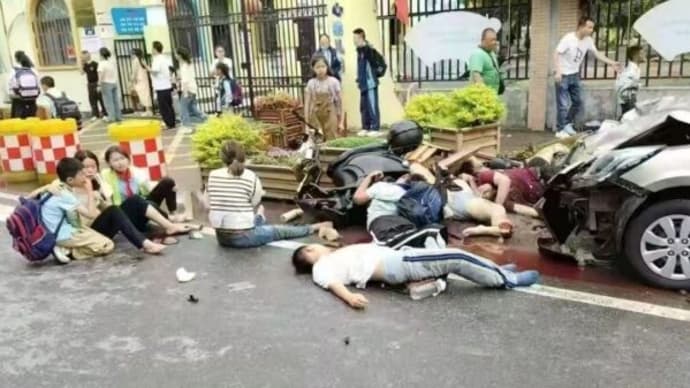 中国の小学校前で暴走車 「6人死亡」 あえて下校時間帯を狙ったもの【動画あり】