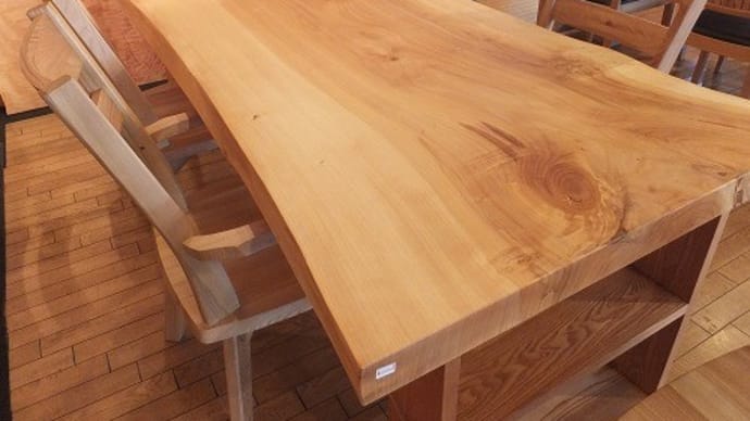 ２９４、一枚板テーブル　擦ってオイルメンテナンスでしっとり。一枚板と木の家具の専門店エムズファニチャーです。