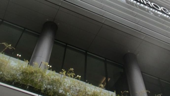 広島銀行のクリスマスツリー・・・地方銀行の一階ロビーにお洒落な空間が広がっています