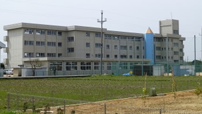 校舎の一部に鉛筆!?