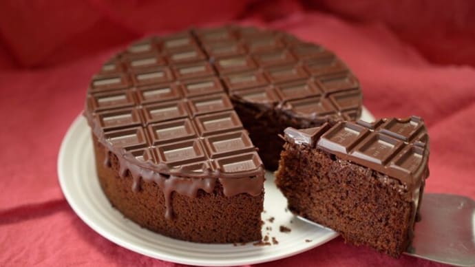 大きな丸い板チョコケーキ