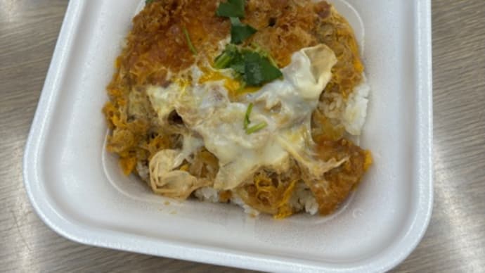 今日は煮込みかつ丼です。