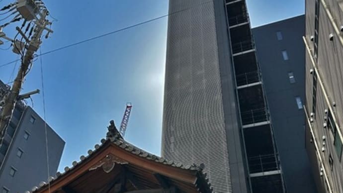 鐘つき堂　と　ビル