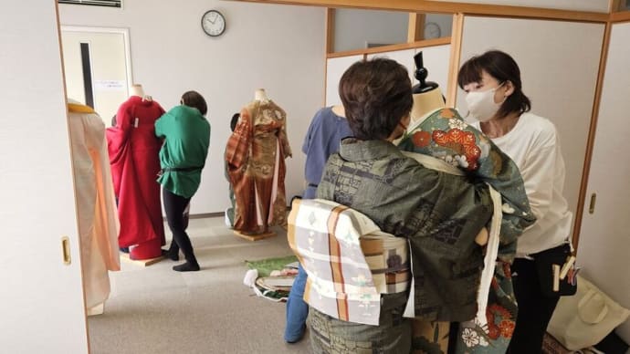 堺市美原区の木青会館の木曜きもの教室は、スタッフさんやアシスタントさんが成人式の振袖の練習