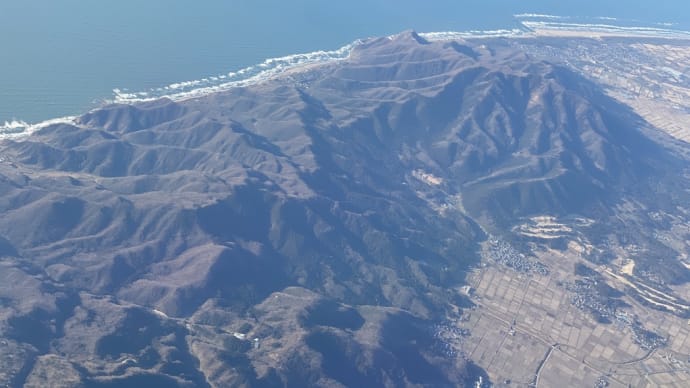 Forza!4Cの「飛びます!飛びます!!TAKE OFF動画・沖縄那覇空港フライト」沖縄出張帰路編^^♬本州は快晴Part3 能登半島から佐渡ヶ島上空⇨弥彦山上空⇨新潟空港着陸