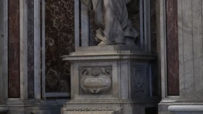 バチカ ン市国　サンピエトロ大聖堂　迎えてくれる彫刻