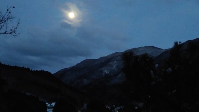 令和4年2月18日・雪景色に浮かぶ月明かり