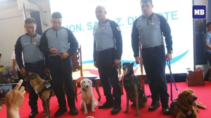 サラ副大統領は捜索救助犬にメダルを授与