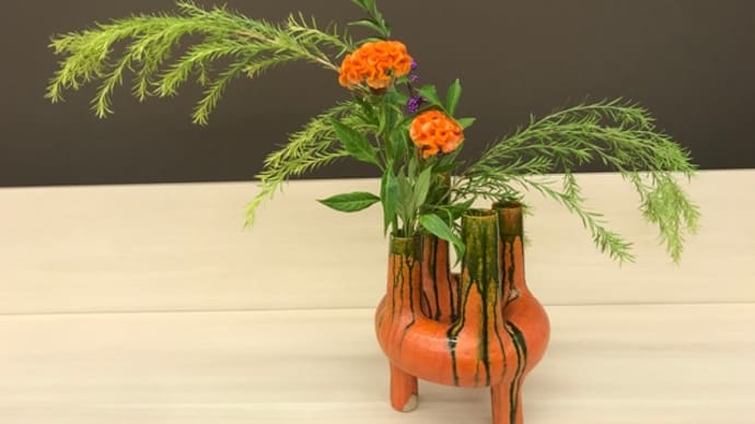 201010 作楽会 いけばな 草月流 140 ケイトウ・紫式部・メラレウカ、花器の色・花器の形・テーブル花・色をいける