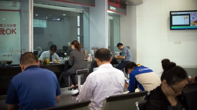 【動画あり】中国で一般市民が銀行で送金しようとしたら 警察に連行される