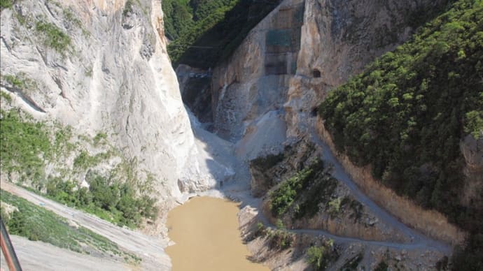 四川省、立州の建設地中のダム