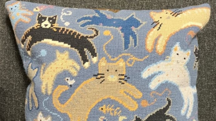 ニードルポイントの可愛いフライングキャット