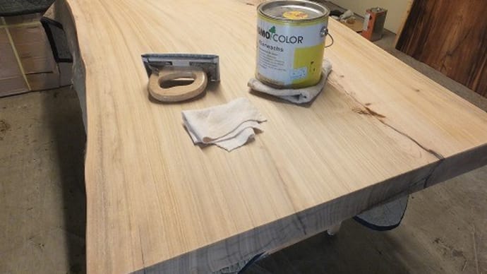 ２００、匂いのある一枚板テーブルって知ってますか？オイルメンテナンスしています。一枚板と木の家具の専門店エムズファニチャーです。