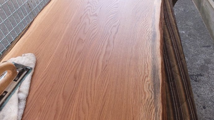 ３１８、【京都からのお客様】 ナラの一枚板テーブルも木目もよくて雰囲気がいいんですね。一枚板と木の家具の専門店エムズファニチャーです。