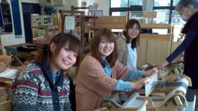 TCC・竹島クラフトセンター、西尾市から職場仲間で 手織り体験です。