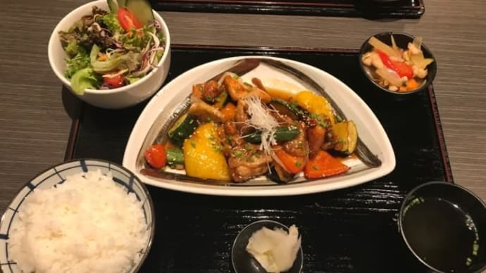 サラメシ・鶏黒酢炒め定食@伊勢スリウォン店
