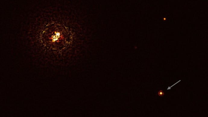 ESO望遠鏡は、これまでで最も巨大な星のペアの周りの惑星を画像化します