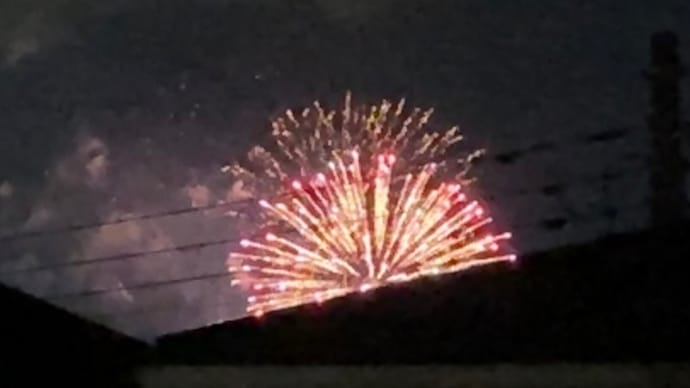 秋の空に花火でした