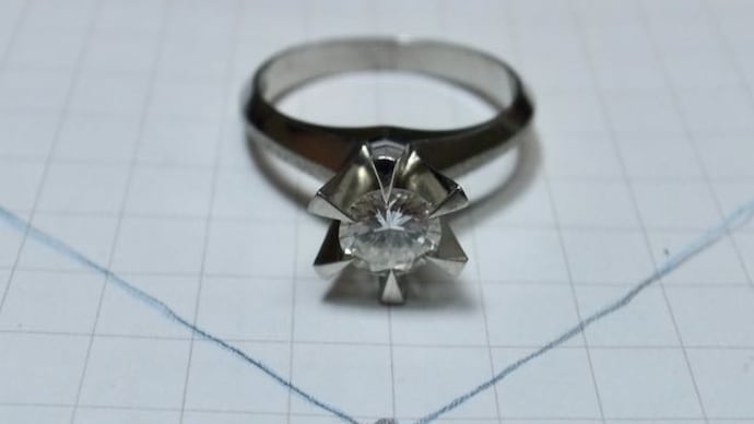 ダイヤモンドの縦爪の指輪をペンダントネックレスにリフォームしました。
