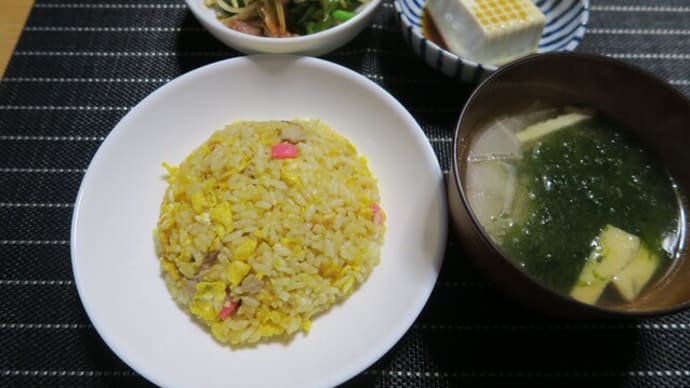チャーハンとニラベーコン炒めと味噌汁、炊屋食堂の田舎定食・・・庶民の味。