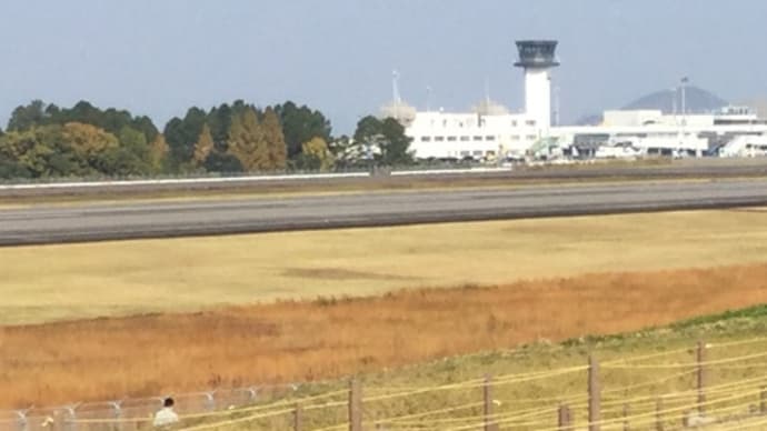 展示会の合間に高松空港で昼食❣️まだ四国の田舎の紅葉は…そんな時に飛行機着陸