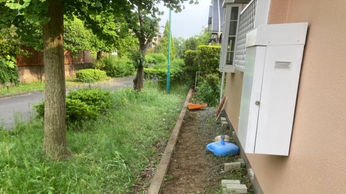 茨城県 取手市 土留めブロックに孔を掘る