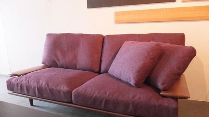 １３１２、ゆったりくつろげるソファーで人気のSOFA です。オリジナルカラー７０色も張れるようになりました。一枚板と木の家具の専門店エムズファニチャーです。