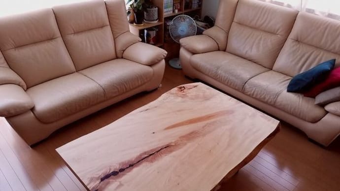 １２６４、【奈良県のお客様のお宅へお届け】栃の一枚板をリビングスタイルでお届けさせて頂きました。一枚板と木の家具の専門店エムズファニチャーです。