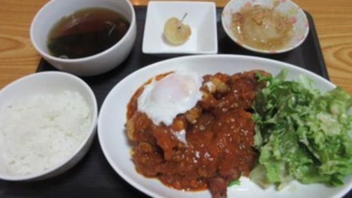 「お肉のレストラン かのや」で、鶏の唐揚げのミートソース卵のせ、豚モモ肉の柔らか黒コショウ焼き、大盛り辛味明太子パスタ