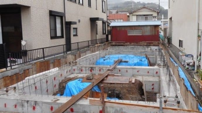 『津波浸水想定区域』内の狭小敷地に建つ『地震・津波から生命を守る』重量鉄骨3階建て住宅です。