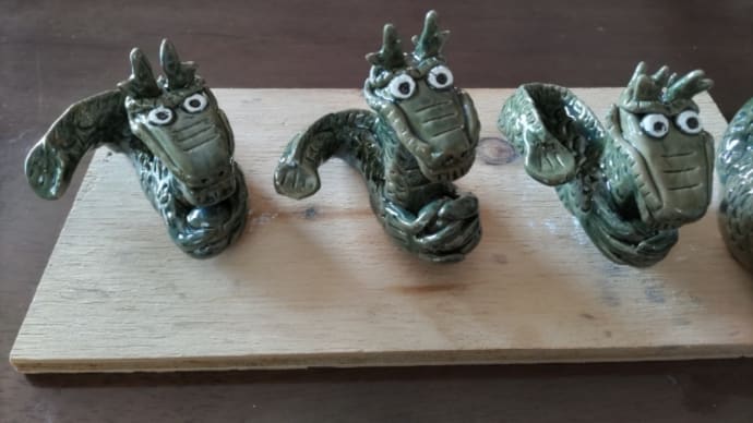 龍の置物と招きネコ