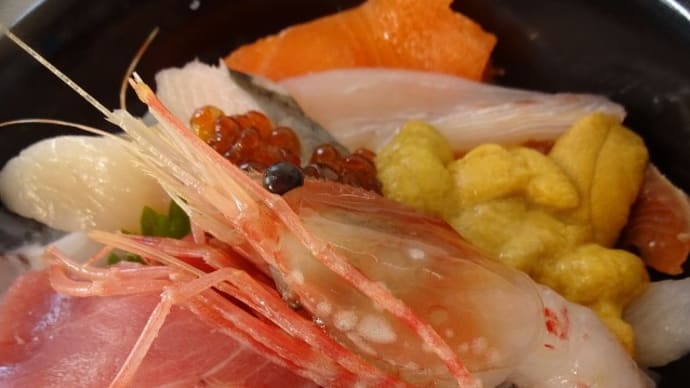 テイクアウトでがんばる!休日のご馳走に新鮮「お刺身」いかがでしょうか!!刺身と手作り干物の専門店「発寒かねしげ鮮魚店」。