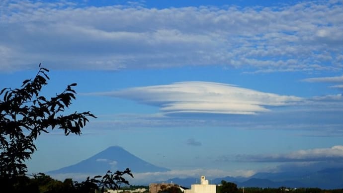 まるでUFO？巨大なレンズ雲と秋の富士