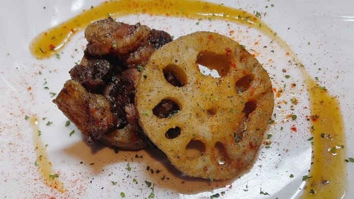 豚タン炭火焼き。レンコンの唐揚げミルフィーユ仕立て バジルにんにく醬油ソースでお楽しみください。 豚肉:風邪予防 レンコン;美肌効果