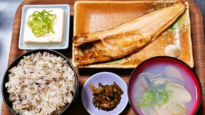 家で朝ごはん（五穀ごはんにホッケの開き、冷奴、ハマグリの潮汁、葉唐きゅうり）（2025年5月12日）