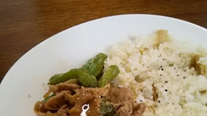 きっぱり旨辛肉飯：豚肉と獅子唐、茸の旨辛炒め