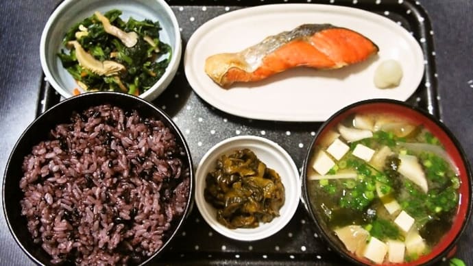 家で朝ご飯(黒米入りご飯に焼鮭(紅鮭)、ほうれん草ときのこのおひたし、エリンギと玉ねぎのみそ汁、葉唐きゅうり)(2021年9月23日)
