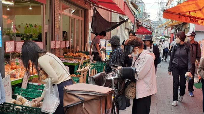 賑わう「砂町銀座商店街」