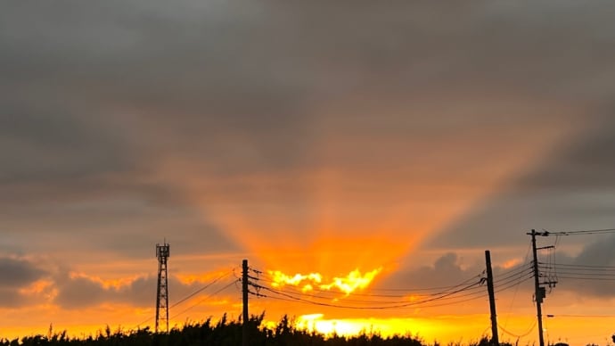 夕方の海と空とお日様☀️ 逆天使の梯子？✨