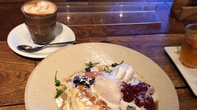 リニューアル・オープンの中野屋れすとらん,ルバーブ&ストロベリーパンケーキ(ラテグラフィック) et 今日の縄跳びもノーミスで良かった ~♪